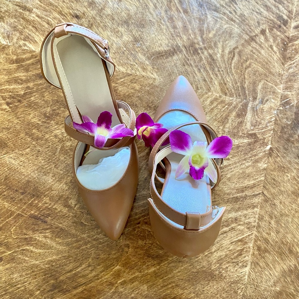 (NWOT)Light brown/ dark beige sandals